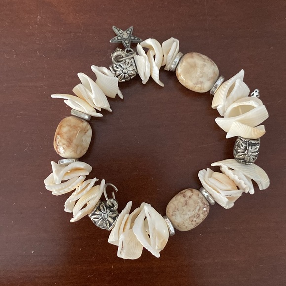 Gorgeous Shell flexible bracelet and island feel earrings - Picture 2 of 3